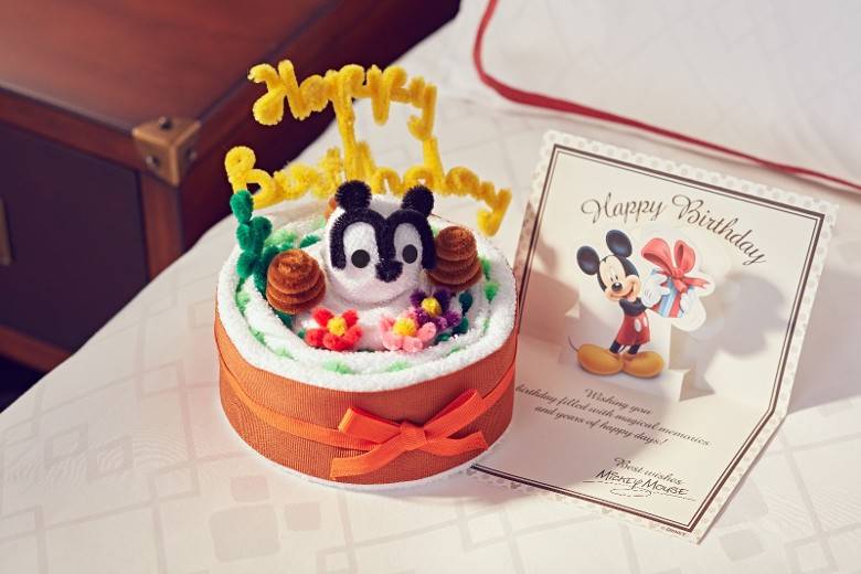 香港居民尊享迪士尼酒店生日禮遇，於生日正日入住，酒店會免費贈送蛋糕造形毛巾及生日卡。